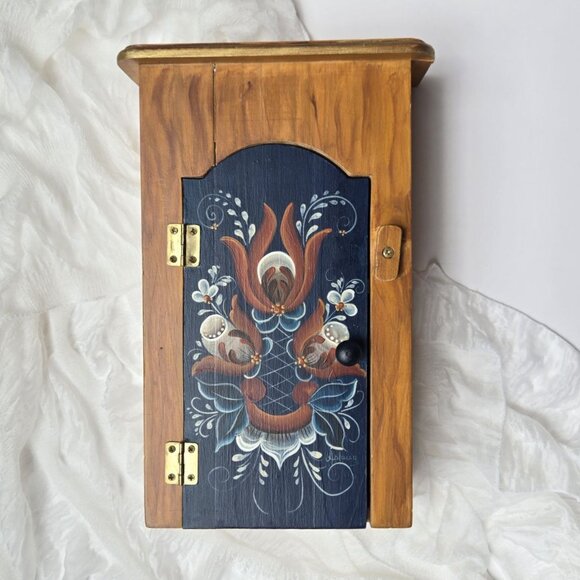Vintage Rosemaling Hanging Wall Cabinet Signed by Aslaug - Picture 11 of 13